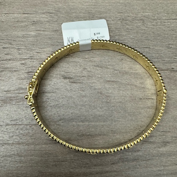 Gold Clover Bracelet - Picture 12 of 14